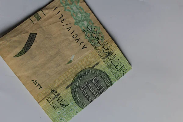 2022年11月15日 印度尼西亚雅加达 手上和皮夹中都有一张白底沙特阿拉伯里亚尔钞票 — 图库照片