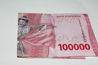 Karawang, Endonezya 17 Kasım 2022: Endonezya Bankası Cüzdan ve beyaz arka plan 100,000 rupiah banknotlar