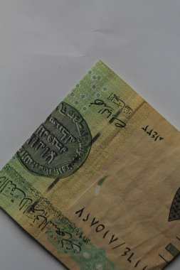 Jakarta, Endonezya 15 Kasım 2022: Beyaz arka planda Suudi Arabistan 'ın el ve cüzdanı 1 riyall banknotunda