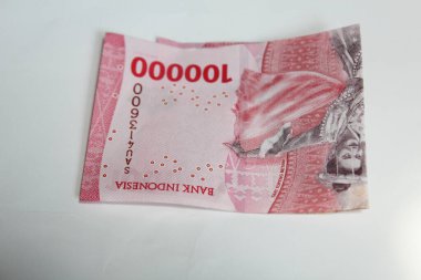 Karawang, Endonezya 17 Kasım 2022: Endonezya Bankası Cüzdan ve beyaz arka plan 100,000 rupiah banknotlar