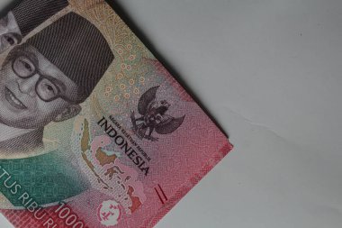 Karawang, Endonezya 17 Kasım 2022: Endonezya Bankası Cüzdan ve beyaz arka plan 100,000 rupiah banknotlar