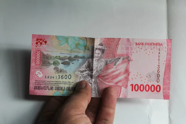 2022年11月17日 印度尼西亚卡拉旺 印度尼西亚银行10万印尼盾钱包和白底钞票 — 图库照片