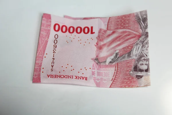 インドネシア カラワン2022年11月17日 インドネシア銀行財布と白の背景に10万ルピア紙幣 — ストック写真