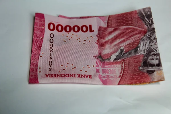 インドネシア カラワン2022年11月17日 インドネシア銀行財布と白の背景に10万ルピア紙幣 — ストック写真