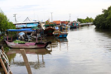 Jakarta, 22 Kasım 2022: Sedari karawang çevresinde balık aradıktan sonra dinlenen bir balıkçı teknesi