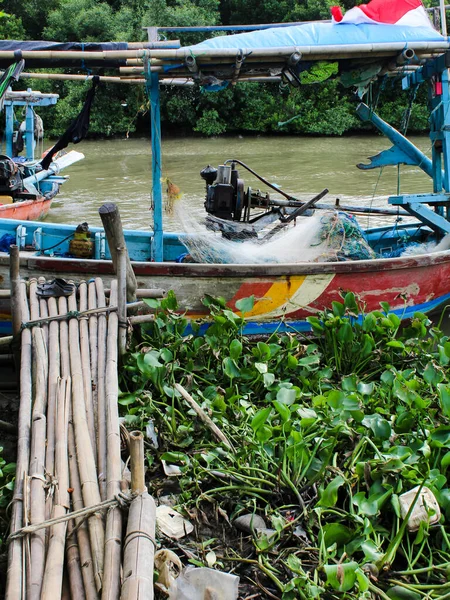 2022年11月22日ジャカルタ セダリ カラワン海で魚を探して休息する漁船 — ストック写真