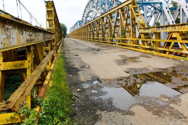 Mavi gökyüzü demiryolu köprüsü Karawang 'da merkezlidir.