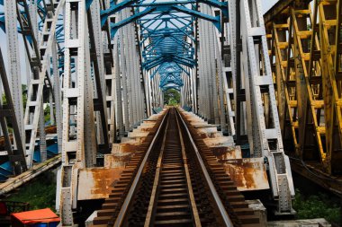 Mavi gökyüzü demiryolu köprüsü Karawang 'da merkezlidir.