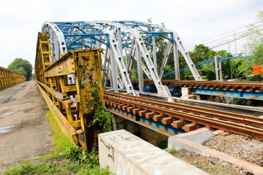 Mavi gökyüzü demiryolu köprüsü Karawang 'da merkezlidir.