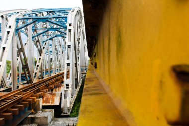 Mavi gökyüzü demiryolu köprüsü Karawang 'da merkezlidir.