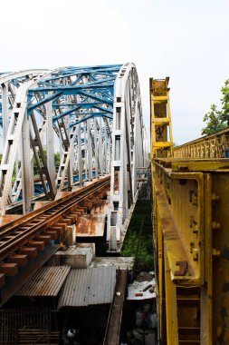 Mavi gökyüzü demiryolu köprüsü Karawang 'da merkezlidir.