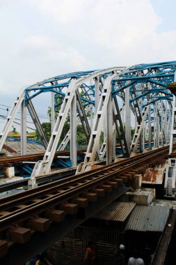 Mavi gökyüzü demiryolu köprüsü Karawang 'da merkezlidir.