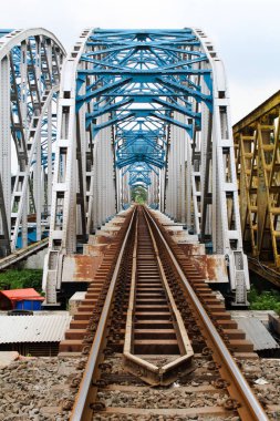 Mavi gökyüzü demiryolu köprüsü Karawang 'da merkezlidir.