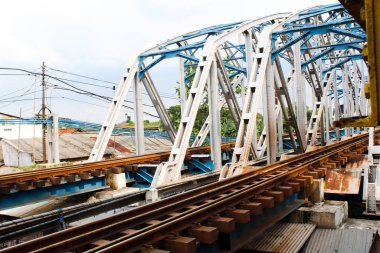 Mavi gökyüzü demiryolu köprüsü Karawang 'da merkezlidir.