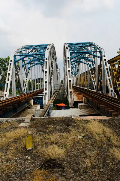 青い空の鉄道橋はカラワンを中心にしています — ストック写真