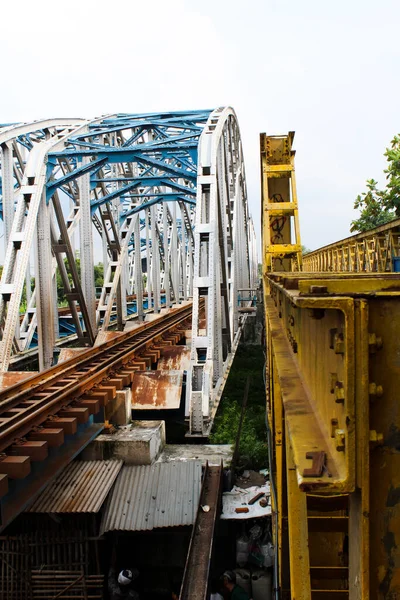 青い空の鉄道橋はカラワンを中心にしています — ストック写真