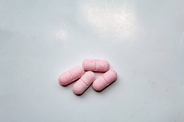 Bir yığın ilaç beyaz arka plan