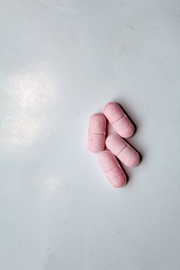 Bir yığın ilaç beyaz arka plan