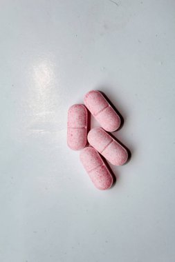 Bir yığın ilaç beyaz arka plan