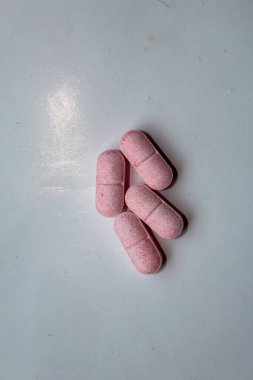 Bir yığın ilaç beyaz arka plan