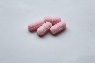 Bir yığın ilaç beyaz arka plan