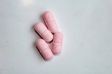 Bir yığın ilaç beyaz arka plan