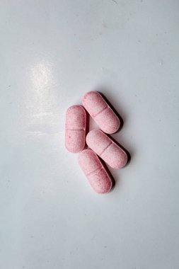 Bir yığın ilaç beyaz arka plan