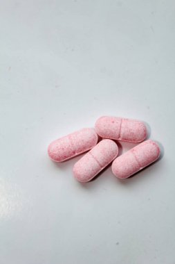 Bir yığın ilaç beyaz arka plan