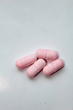 Bir yığın ilaç beyaz arka plan