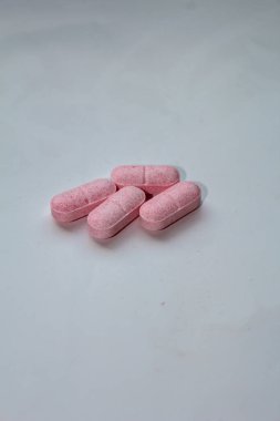 Bir yığın ilaç beyaz arka plan