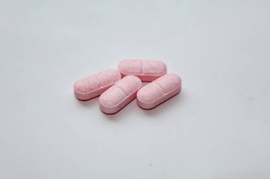 Bir yığın ilaç beyaz arka plan