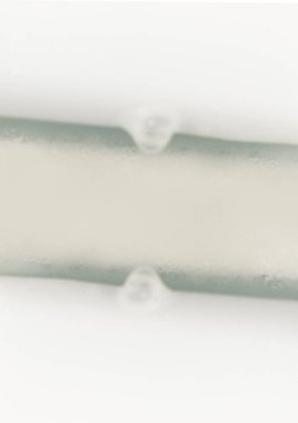 Beyaz ve gümüş bir metal yüzeyin dikey görüntüsü