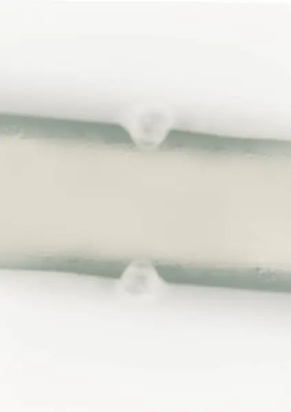 Beyaz ve gümüş bir metal yüzeyin dikey görüntüsü