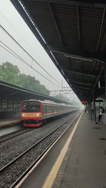 Train Moving Slowly Wants Stop Pick Drop Passengers — Stockvideo