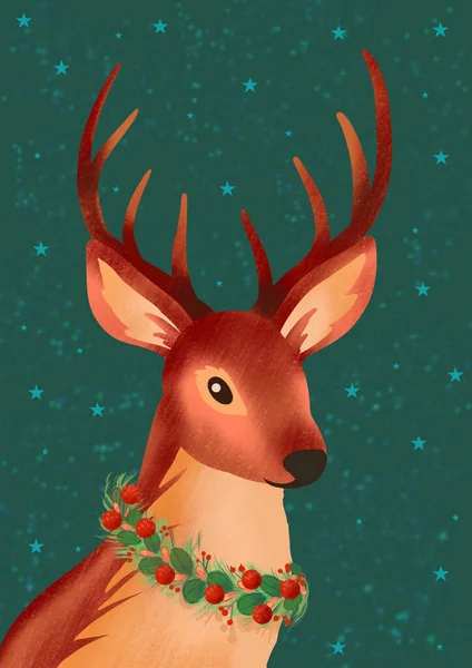 사슴은 화환을 전통적 크리스마스 머리에 목에는 화환을 배경에는 하늘을 배경으로 — 스톡 사진