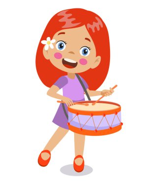 Davul çalan tatlı küçük kız.