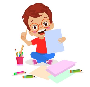 Sevimli çocuk resim yapıyor ve renkli el işi kağıtları kesiyor.