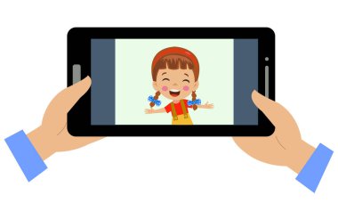 Video konferansı. Küçük şirin çocuk arkadaşıyla video görüşmesi için tablet kullanıyor. Çocuklar konuşmak için internet teknolojisini kullanarak mutlu bir şekilde gülümserler. Ekrandaki kız yüzü. Çağrı için vektör karikatür çizimi