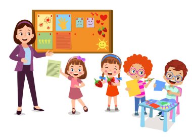 Kağıt notlu mantar tahtası ve çocukların resmi