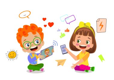 Beyaz bir arkaplanda elinde telefon ve sosyal medya simgeleri tutan bir çocuk.