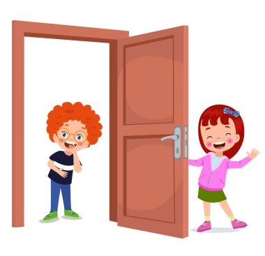 Küçük çocuk ayakta ve kapı tokmağını tutuyor.