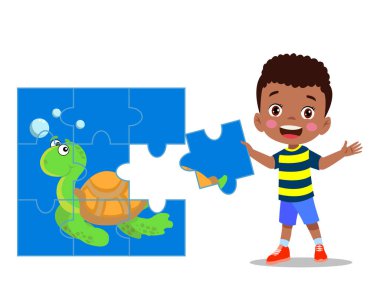 Mutlu küçük çocuk yap-boz oynuyor.