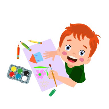 Suluboya ve renkli kalemlerle resim yapan sevimli çocuk.