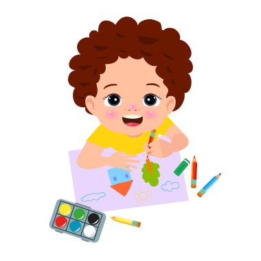 Suluboya ve renkli kalemlerle resim yapan sevimli çocuk.