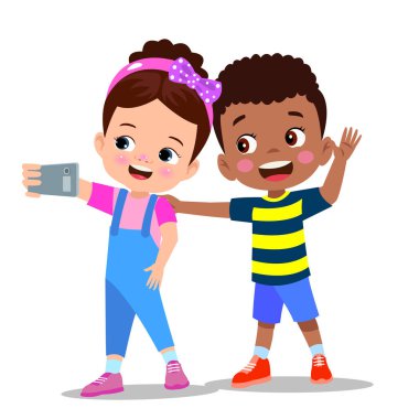 Sevimli küçük oğlan ve kız birlikte selfie çekiyorlar.