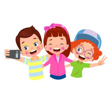 Sevimli küçük oğlan ve kız birlikte selfie çekiyorlar.