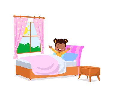 Mutlu küçük çocuk, çocuklar sabah uyanır.