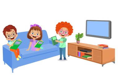 Güzel çocuklar oturma odasında ders çalışıyor.