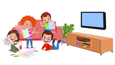 Güzel çocuklar oturma odasında ders çalışıyor.