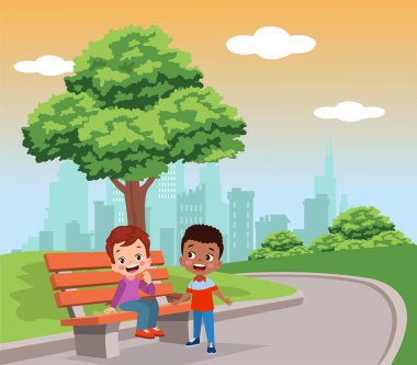 Tatlı çocuk bankta oturuyor.